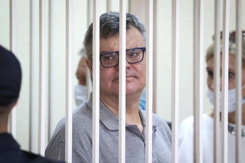 Belarus, Minsk: Viktor Babariko, Oppositioneller in Belarus, steht in einem Käfig in einem Gerichtssaal