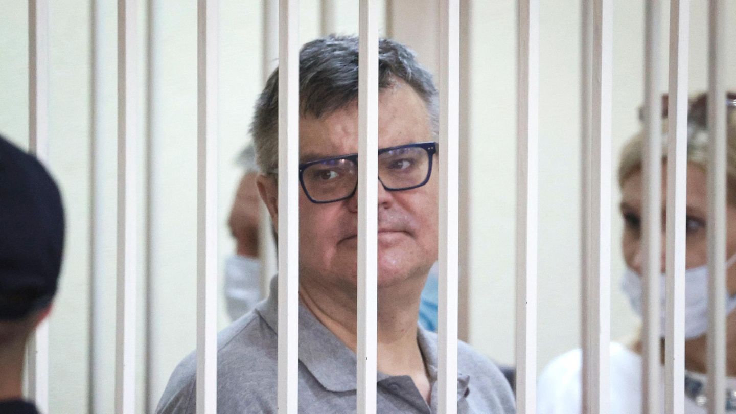 Belarus, Minsk: Viktor Babariko, Oppositioneller in Belarus, steht in einem Käfig in einem Gerichtssaal