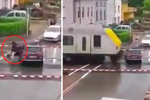 Eine Frau rettet sich aus dem Auto, Sekunden bevor ein Zug ihr Auto überrollt.