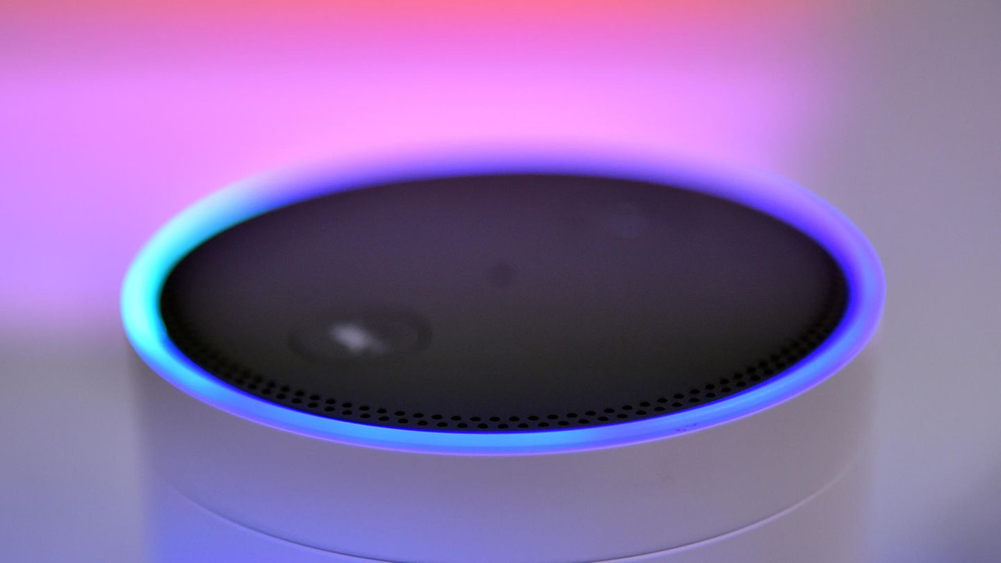 Der Alexa genannte Amazon-Lautsprecher leuchtet in verschiedenen Farben