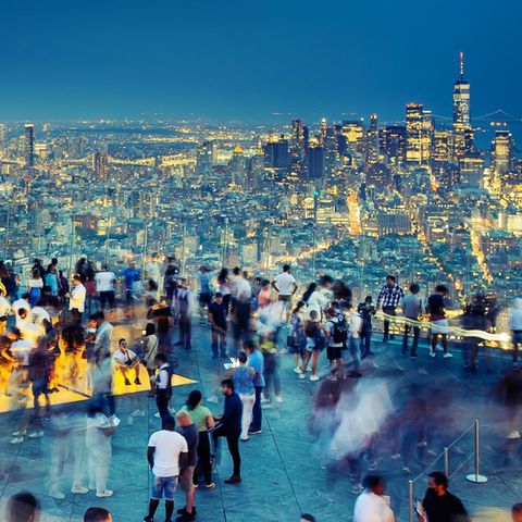 Abendstimmung auf "Edge", mit 335 Meter Höhe eine der höchstgelegenen Aussichtsterrassen der westlichen Hemisphäre. Von hier aus überblickt man ganz New York, vom Central Park im Norden bis zur Freiheitsstatue an der Südspitze Manhattans