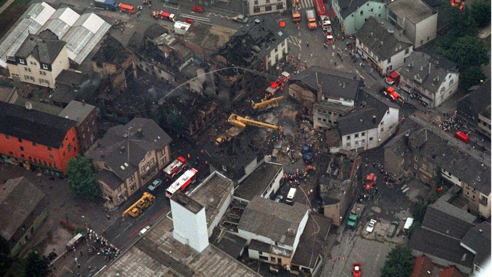 Herborn Katastrophe 1987 Die Flammen und die Druckwelle der Explosion legten den ganzen Straßenzug in Schutt und Asche, neun Gebäude stürzten ein
