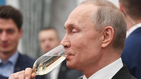 Wladimir Putin verbietet per Gesetz, Champagner in Russland als Champagner zu verkaufen