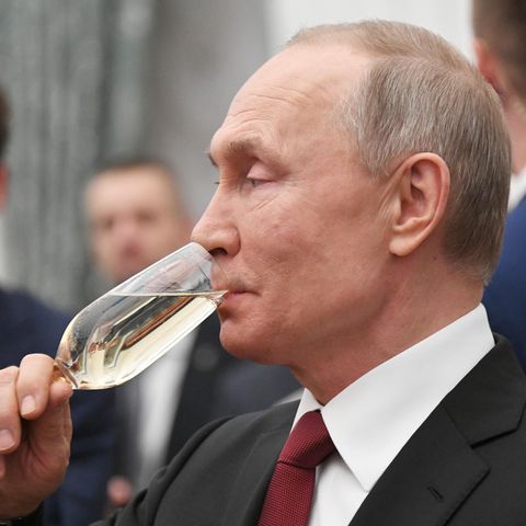 Wladimir Putin verbietet per Gesetz, Champagner in Russland als Champagner zu verkaufen