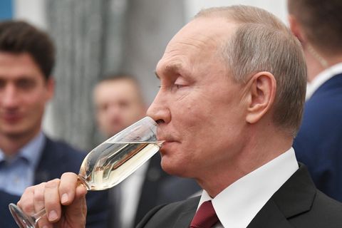 Wladimir Putin verbietet per Gesetz, Champagner in Russland als Champagner zu verkaufen