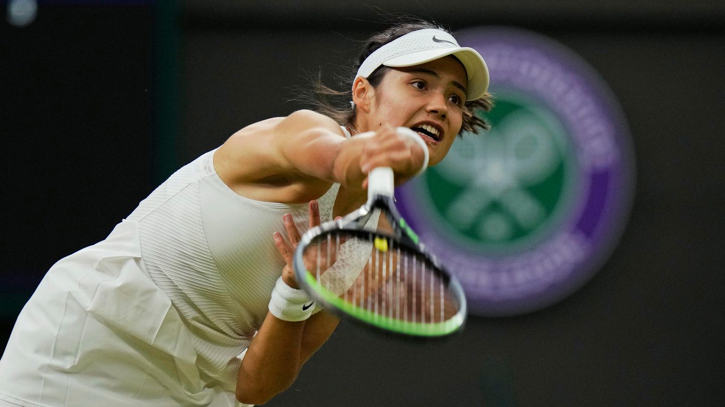 Nach Aufgabe von Emma Raducanu verteidigen Wimbledon-Organisatoren den Zeitplan.