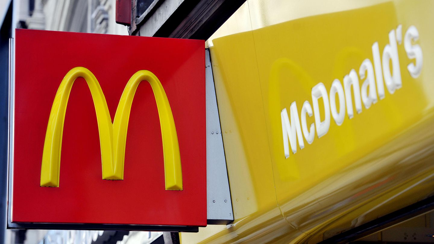 Der Grund sei nicht die Bezahlung gewesenIn Großbritannien haben alle Mitarbeiter einer McDonald's-Filiale während der Schicht gekündigt (Symbolbild)