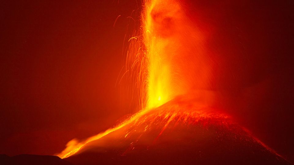 Lava strömt aus einem Krater des Ätna, dem höchsten aktiven Vulkan in Europa.