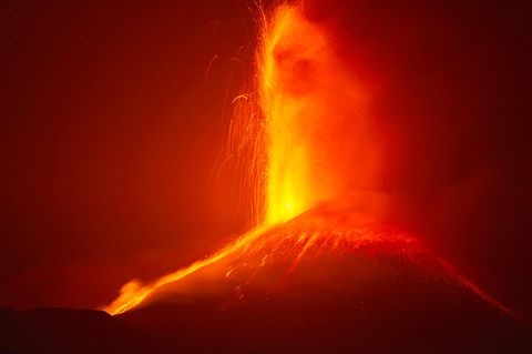 Lava strömt aus einem Krater des Ätna, dem höchsten aktiven Vulkan in Europa.