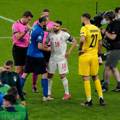 Der spanische Kapitän Alba will offenbar mogeln und Chiellini umarmt ihn dafür