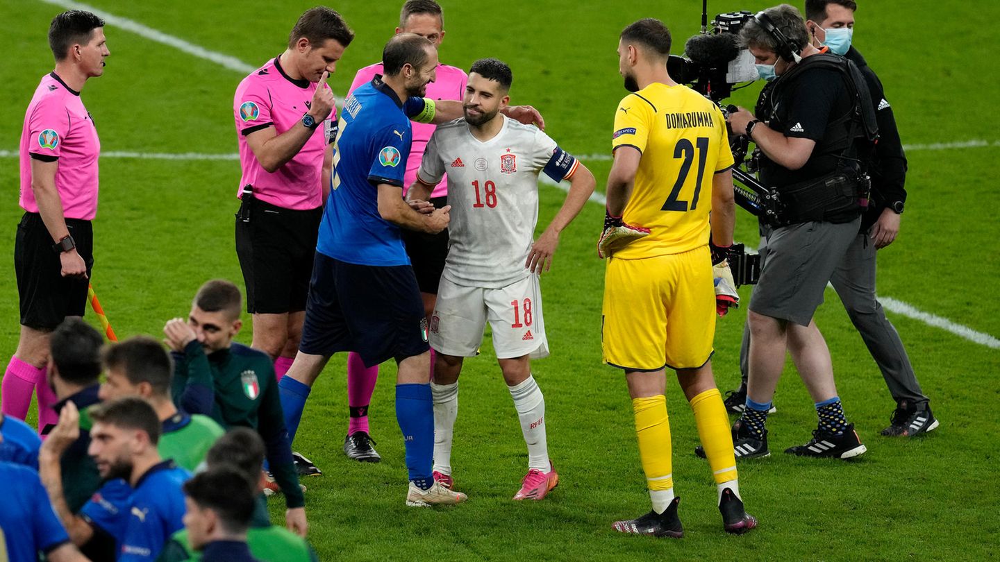 Der spanische Kapitän Alba will offenbar mogeln und Chiellini umarmt ihn dafür