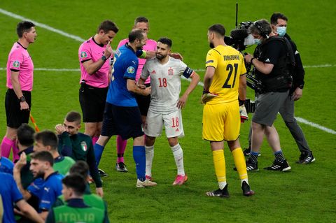 Der spanische Kapitän Alba will offenbar mogeln und Chiellini umarmt ihn dafür