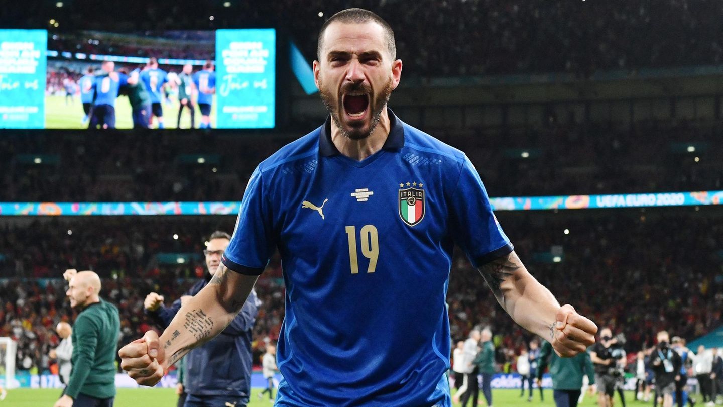 The steward thinks Leonardo Bonucci is a fan – and doesn’t want to let him onto the field