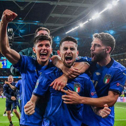 Italienische Spieler feiern nach dem Sieg im EM-Halbfinale gegen Spanien