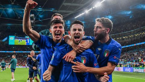 Italienische Spieler feiern nach dem Sieg im EM-Halbfinale gegen Spanien