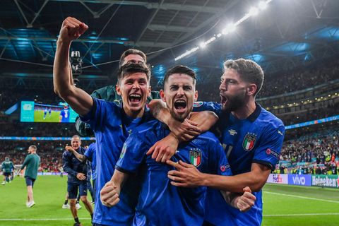 Italienische Spieler feiern nach dem Sieg im EM-Halbfinale gegen Spanien