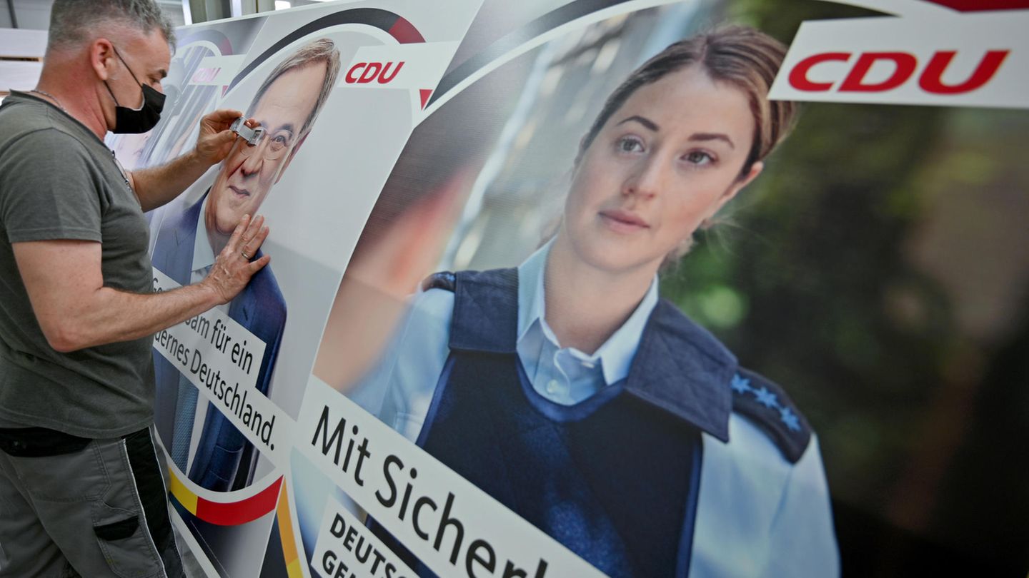 Ein Wahlkampfplakat der CDU, das offenbar eine Polizistin zeigen soll, sorgt für Kritik bei der Polizeigewerkschaft 