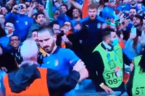 Leonardo Bonucci wird von einer Ordnerin kurzzeitig festgehalten