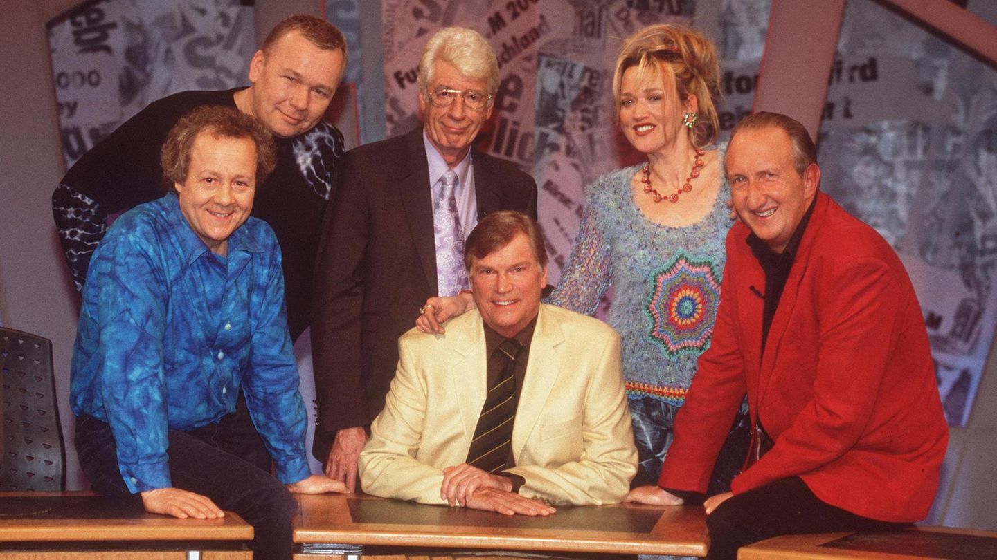 SN_7TAGE7KOEPFE.jpg  In der RTL-Comedy-Show &quot;7 TAGE, 7 KOEPFE&quot; empfangen die Comedians Kalle POHL, Bernd STELTER, Rudi CARRELL, Jochen BUSSE, Gaby KOESTER und Mike KRUEGER (von links) an jedem Freitag einen anderen Gast.