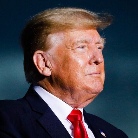 Donald Trump blickt ernst in die Ferne