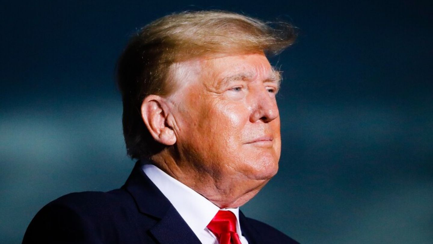 Donald Trump blickt ernst in die Ferne