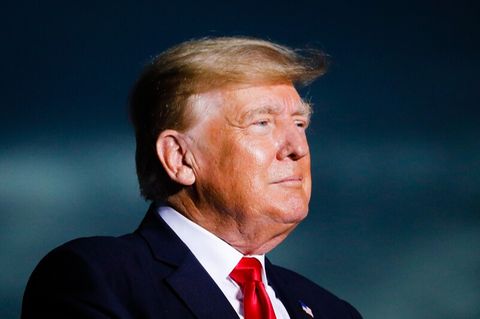 Donald Trump blickt ernst in die Ferne