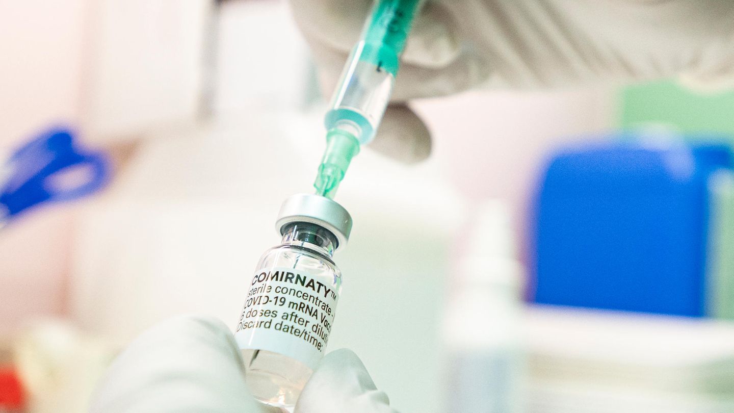 Erst Astrazeneca, dann mRNA-Impfstoff: Schneller zweitgeimpft dank Kreuzimpfung? Die Praxis sieht schwierig aus