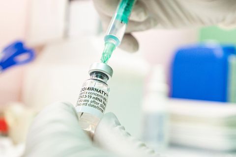 Erst Astrazeneca, dann mRNA-Impfstoff: Schneller zweitgeimpft dank Kreuzimpfung? Die Praxis sieht schwierig aus