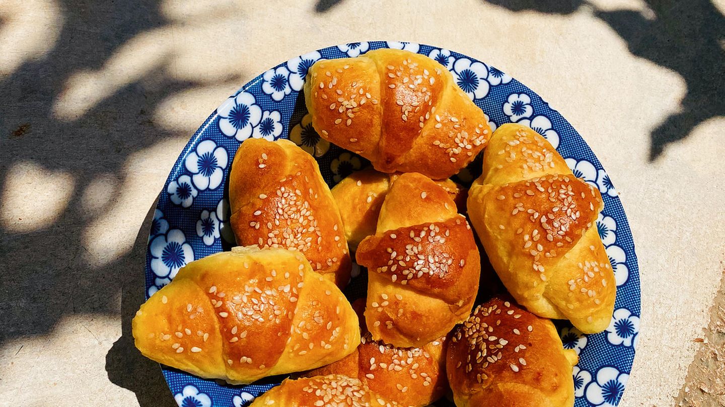 Griechenland vegetarisch: Croissants mit Joghurt Zutaten: Für den Teig: ½ Pck. Trockenhefe, 1 TL Zucker, 100 ml Milch, 100 g Joghurt, 100 ml Olivenöl, ½ TL Salz, 300 g Mehl Außerdem: Mehl für die Arbeitsfläche, 2 Eigelb (M), 2 EL Sesam Zubereitung: Hefe, Zucker und Milch in einer großen Schüssel mit dem Schneebesen verrühren. Den Joghurt esslöffelweise einarbeiten. Das Olivenöl mit dem Salz gründlich untermischen. Das Mehl mit einem Kochlöffel unterrühren und alle Zutaten mit den Händen zu einem glatten, geschmeidigen Teig verkneten. Den Teig zu einer Kugel formen und abgedeckt bei Zimmertemperatur ca. 30 Min. ruhen lassen. Den Backofen auf 180° vorheizen, ein Backblech mit Backpapier belegen. Die Arbeitsplatte mit etwas Mehl bestäuben. Den Teig zu einem ca. 5 mm dicken Kreis ausrollen und wie einen Kuchen in 12 Stücke schneiden. Jedes Stück von der breiten Seite her zu einem kleinen Croissant aufrollen und auf das Backblech legen. Die Eigelbe verrühren und die Croissants damit bestreichen. Den Sesam darüberstreuen und die Croissants im Backofen in ca. 20 Min. goldgelb backen. Croissants mit Joghurt Zutaten: Für den Teig: ½ Pck. Trockenhefe, 1 TL Zucker, 100 ml Milch, 100 g Joghurt, 100 ml Olivenöl, ½ TL Salz, 300 g Mehl Außerdem: Mehl für die Arbeitsfläche, 2 Eigelb (M), 2 EL Sesam Zubereitung: Hefe, Zucker und Milch in einer großen Schüssel mit dem Schneebesen verrühren. Den Joghurt esslöffelweise einarbeiten. Das Olivenöl mit dem Salz gründlich untermischen. Das Mehl mit einem Kochlöffel unterrühren und alle Zutaten mit den Händen zu einem glatten, geschmeidigen Teig verkneten. Den Teig zu einer Kugel formen und abgedeckt bei Zimmertemperatur ca. 30 Min. ruhen lassen. Den Backofen auf 180° vorheizen, ein Backblech mit Backpapier belegen. Die Arbeitsplatte mit etwas Mehl bestäuben. Den Teig zu einem ca. 5 mm dicken Kreis ausrollen und wie einen Kuchen in 12 Stücke schneiden. Jedes Stück von der breiten Seite her zu einem kleinen Croissant aufrollen und auf das Backblech legen. Die Eigelbe verrühren und die Croissants damit bestreichen. Den Sesam darüberstreuen und die Croissants im Backofen in ca. 20 Min. goldgelb backen.