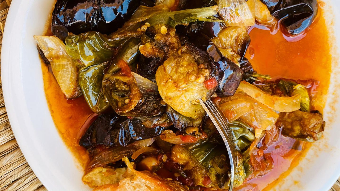 Aubergineneintopf      Zutaten:  große Auberginen, Salz, 6 vorwiegend festkochende Kartoffeln, 4 Tomaten, 5 Schalotten, 2 Knoblauchzehen, 2 Stängel glatte Petersilie, 2 Stängel Dill, 2 Stängel Basilikum, 10 EL Olivenöl, 2 ELTomatenmark, Pfeffer      Zubereitung:  Die Auberginen putzen, waschen und in mundgerechte Stücke schneiden. Dann in einer Schüssel mit ½ TL Salz mischen und 20 Min. ziehen lassen. Inzwischen die Kartoffeln schälen, waschen und ebenfalls in mundgerechte Stücke schneiden. Die Tomaten waschen und in kleine Stücke schneiden, dabei die Stielansätze entfernen. Die Schalotten schälen und vierteln. Den Knoblauch schälen und fein würfeln. Die Kräuter waschen und trocken schütteln, die Blätter bzw. die Spitzen (Dill) abzupfen und fein hacken. Das Olivenöl in einer Pfanne erhitzen und die Schalotten darin andünsten. Tomatenmark, Schalotten, Knoblauch und Kräuter kurz mitdünsten. Kartoffeln, Auberginen und Tomaten dazugeben, mit Salz und Pfeffer würzen. So viel Wasser hinzufügen, dass das Gemüse bedeckt ist, und alles zugedeckt unter gelegentlichem Rühren in ca. 40 Min. weich köcheln. Falls nötig, noch etwas Wasser hinzufügen.