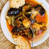 Aubergineneintopf      Zutaten:  große Auberginen, Salz, 6 vorwiegend festkochende Kartoffeln, 4 Tomaten, 5 Schalotten, 2 Knoblauchzehen, 2 Stängel glatte Petersilie, 2 Stängel Dill, 2 Stängel Basilikum, 10 EL Olivenöl, 2 ELTomatenmark, Pfeffer      Zubereitung:  Die Auberginen putzen, waschen und in mundgerechte Stücke schneiden. Dann in einer Schüssel mit ½ TL Salz mischen und 20 Min. ziehen lassen. Inzwischen die Kartoffeln schälen, waschen und ebenfalls in mundgerechte Stücke schneiden. Die Tomaten waschen und in kleine Stücke schneiden, dabei die Stielansätze entfernen. Die Schalotten schälen und vierteln. Den Knoblauch schälen und fein würfeln. Die Kräuter waschen und trocken schütteln, die Blätter bzw. die Spitzen (Dill) abzupfen und fein hacken. Das Olivenöl in einer Pfanne erhitzen und die Schalotten darin andünsten. Tomatenmark, Schalotten, Knoblauch und Kräuter kurz mitdünsten. Kartoffeln, Auberginen und Tomaten dazugeben, mit Salz und Pfeffer würzen. So viel Wasser hinzufügen, dass das Gemüse bedeckt ist, und alles zugedeckt unter gelegentlichem Rühren in ca. 40 Min. weich köcheln. Falls nötig, noch etwas Wasser hinzufügen.