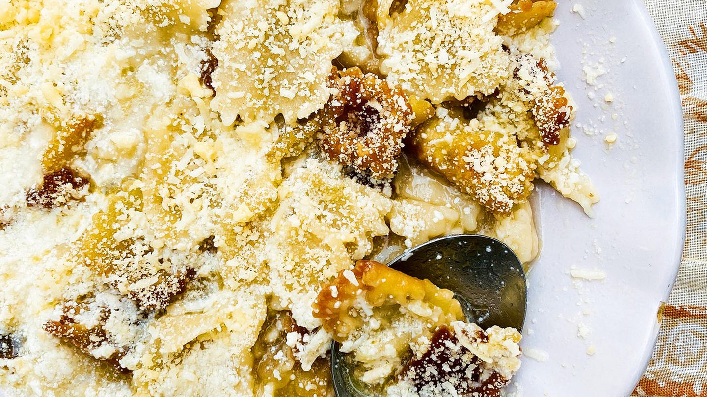 Nudeln auf kretische Art      Zutaten:   Für den Teig: 400 g Mehl, Salz, 4 EL Olivenöl  Außerdem: Mehl zum Arbeiten, Salz, 8 EL Olivenöl zum Braten, 300 g Hartkäse (z. B. Kefalotyri; ersatzweise Pecorino oder Parmesan)      Zubereitung:  Das Mehl in einer großen Schüssel mit 1 Prise Salz mischen. In die Mitte eine Mulde drücken, das Olivenöl und 100 ml Wasser hineingießen. Alles mit den Händen zu einem glatten Teig verkneten, dabei nach und nach ca. 100 ml Wasser hinzufügen. Den Teig zu einer Kugel formen und mit Frischhaltefolie bedeckt ca. 20 Min. ruhen lassen. Die Arbeitsplatte mit etwas Mehl bestreuen. Den Teig halbieren und die Hälften nacheinander in ca. 2 mm dünne Rechtecke ausrollen. Die Teigplatten mit einem scharfen Messer oder einem Teigrädchen zuerst längs, dann quer in ca. 2,5 cm breite Streifen schneiden, sodass 2,5 × 2,5 cm große Quadrate entstehen. Die Nudeln mit etwas Mehl bestreuen und, falls nötig, in Form zupfen, damit sie nicht zusammenkleben. In einem großen Topf reichlich Salzwasser zum Kochen bringen. Das Olivenöl in einer Pfanne erhitzen. Eine Hälfte der Nudeln im Salzwasser in ca. 3 Min. sehr bissfest kochen. Die restliche Hälfte im Öl goldbraun braten, dabei zwischendurch wenden. Die gekochten Nudeln in ein Sieb abgießen, dabei ca. 100 ml Kochwasser auffangen. Die Nudeln mit dem Kochwasser zu den gebratenen Nudeln geben und alles 3–4 Min. köcheln lassen. Den Käse fein reiben. Die Magiri in tiefe Teller verteilen, etwas Sud darübergießen und mit Käse bestreuen.