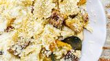 Nudeln auf kretische Art      Zutaten:   Für den Teig: 400 g Mehl, Salz, 4 EL Olivenöl  Außerdem: Mehl zum Arbeiten, Salz, 8 EL Olivenöl zum Braten, 300 g Hartkäse (z. B. Kefalotyri; ersatzweise Pecorino oder Parmesan)      Zubereitung:  Das Mehl in einer großen Schüssel mit 1 Prise Salz mischen. In die Mitte eine Mulde drücken, das Olivenöl und 100 ml Wasser hineingießen. Alles mit den Händen zu einem glatten Teig verkneten, dabei nach und nach ca. 100 ml Wasser hinzufügen. Den Teig zu einer Kugel formen und mit Frischhaltefolie bedeckt ca. 20 Min. ruhen lassen. Die Arbeitsplatte mit etwas Mehl bestreuen. Den Teig halbieren und die Hälften nacheinander in ca. 2 mm dünne Rechtecke ausrollen. Die Teigplatten mit einem scharfen Messer oder einem Teigrädchen zuerst längs, dann quer in ca. 2,5 cm breite Streifen schneiden, sodass 2,5 × 2,5 cm große Quadrate entstehen. Die Nudeln mit etwas Mehl bestreuen und, falls nötig, in Form zupfen, damit sie nicht zusammenkleben. In einem großen Topf reichlich Salzwasser zum Kochen bringen. Das Olivenöl in einer Pfanne erhitzen. Eine Hälfte der Nudeln im Salzwasser in ca. 3 Min. sehr bissfest kochen. Die restliche Hälfte im Öl goldbraun braten, dabei zwischendurch wenden. Die gekochten Nudeln in ein Sieb abgießen, dabei ca. 100 ml Kochwasser auffangen. Die Nudeln mit dem Kochwasser zu den gebratenen Nudeln geben und alles 3–4 Min. köcheln lassen. Den Käse fein reiben. Die Magiri in tiefe Teller verteilen, etwas Sud darübergießen und mit Käse bestreuen.