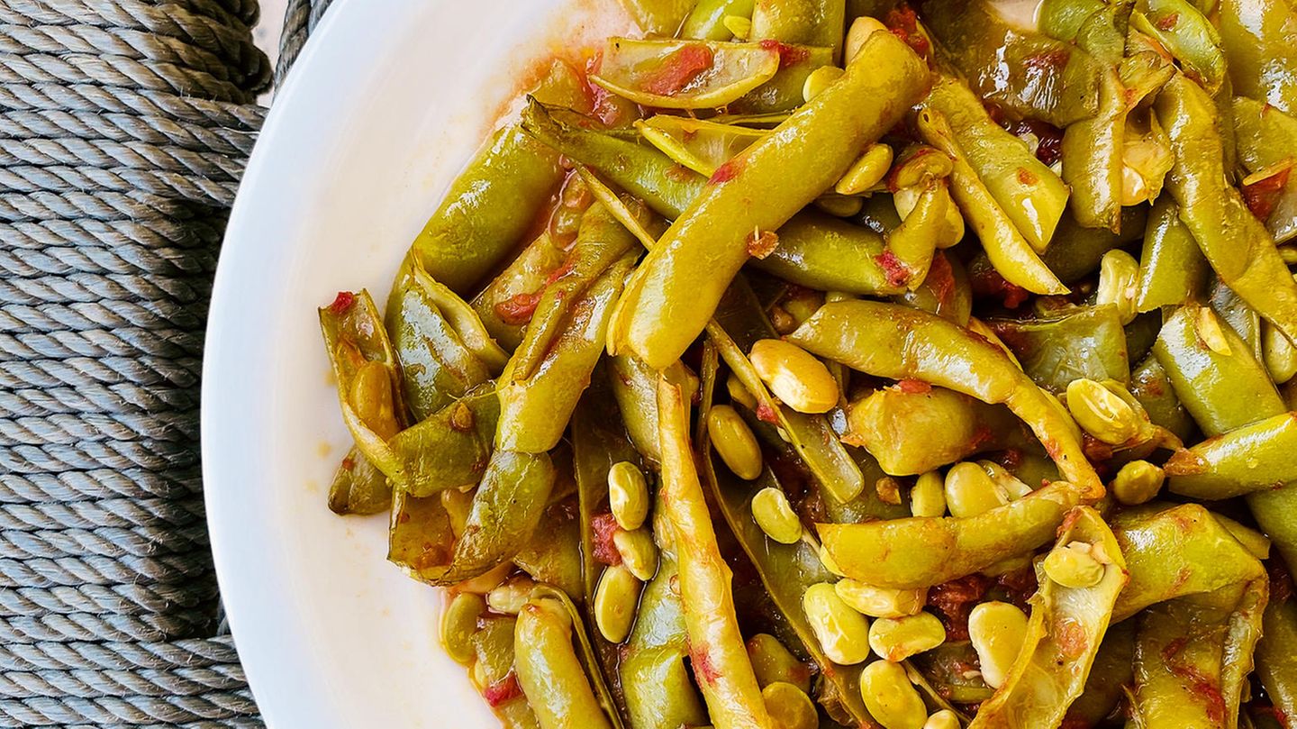 Grüne Bohnen      Zutaten:   3 Tomaten, 800 g grüne Bohnen, 1 Zwiebel, 1 Knoblauchzehe, 4 Stängel glatte Petersilie, 8 EL Olivenöl, 1 EL Tomatenmark, Salz, Pfeffer      Zubereitung:  Die Tomaten waschen und auf der Küchenreibe in eine Schüssel reiben, die Stielansätze dabei entfernen. Die Bohnen waschen und putzen. Die Zwiebel und den Knoblauch schälen und in kleine Würfel schneiden. Die Petersilie waschen und trocken schütteln, die Blätter abzupfen und fein hacken. Das Olivenöl in einem Topf erhitzen und die Zwiebelwürfel darin kurz andünsten. Knoblauch, Petersilie und Tomatenmark 2–3 Min. mitdünsten. Mit Salz und Pfeffer würzen, die Tomaten untermischen und alles weitere 3 Min. köcheln lassen. Die Bohnen zur Tomatenmischung geben und so viel Wasser angießen, dass das Gemüse gerade bedeckt ist. Die Bohnen unter gelegentlichem Rühren in ca. 40 Min. gar köcheln lassen. Falls nötig, noch etwas Wasser hinzufügen.