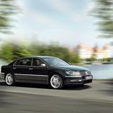 Ein VW Phaeton während der Fahrt