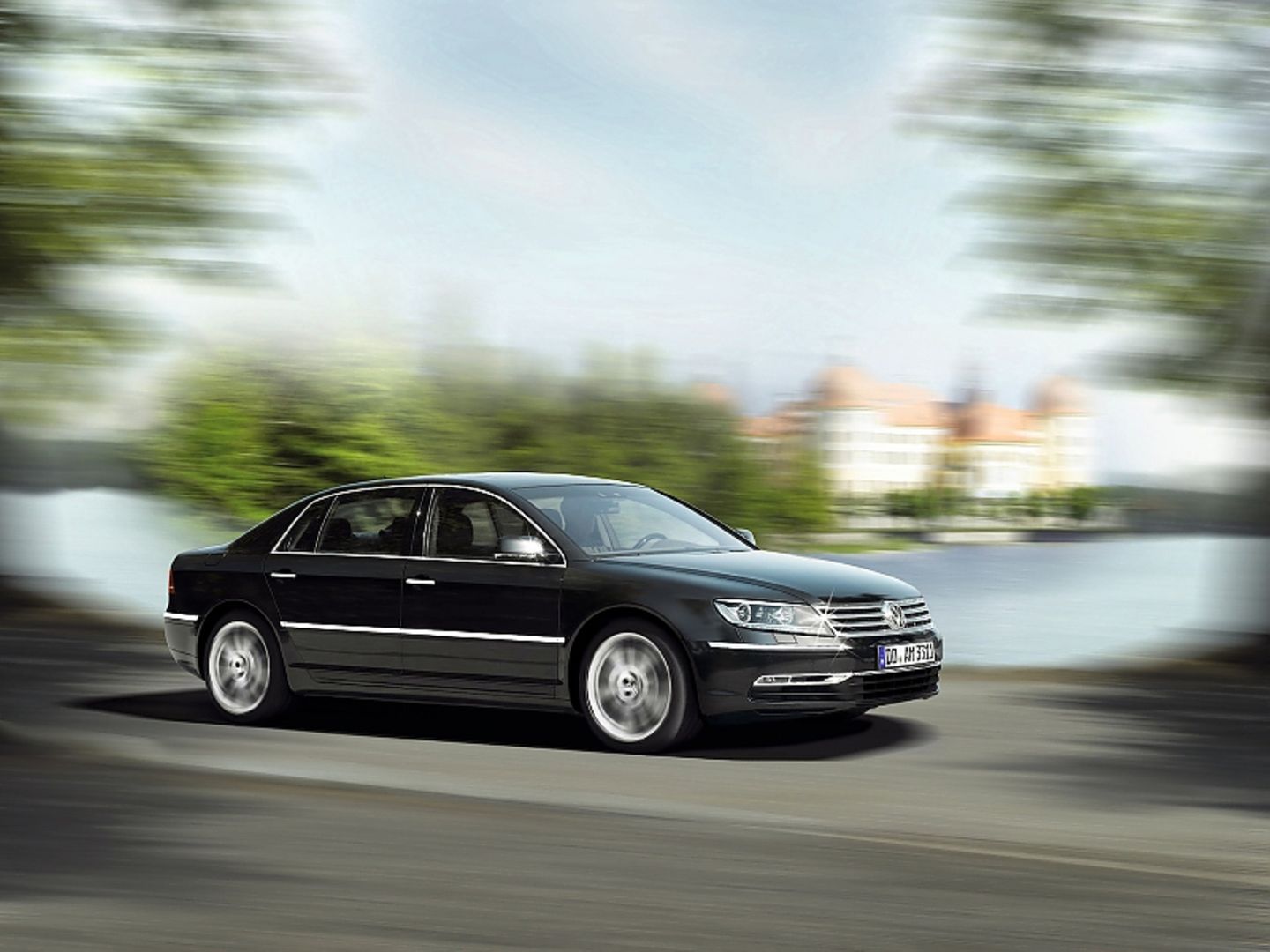 Ein VW Phaeton während der Fahrt