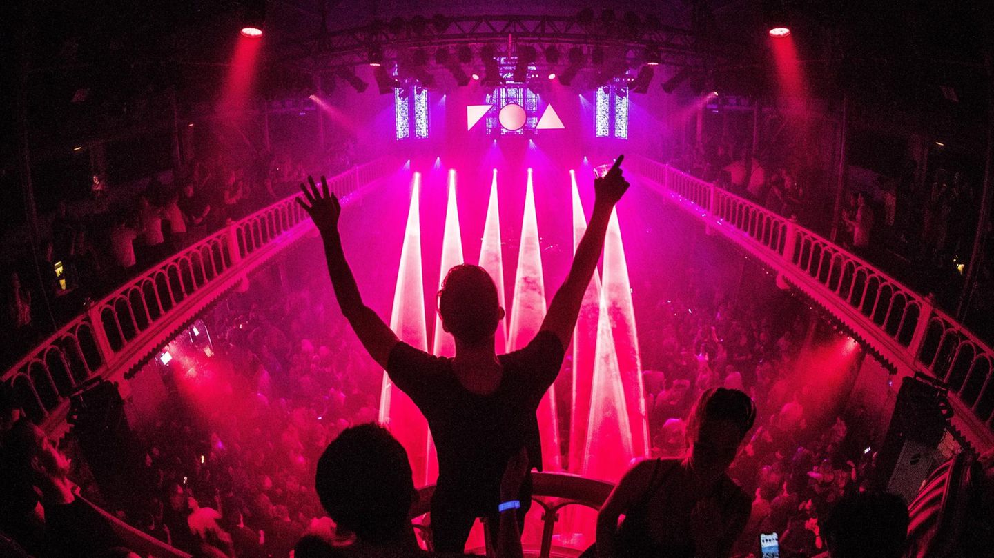 Menschen feiern in einem Nachtclub