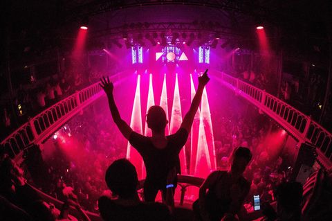 Menschen feiern in einem Nachtclub