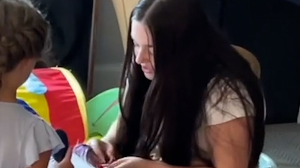 Heimlich beim Singen gefilmt: Babysitterin ist jetzt ein Star auf Tiktok