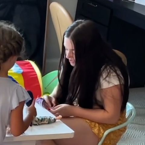 Heimlich beim Singen gefilmt: Babysitterin ist jetzt ein Star auf Tiktok