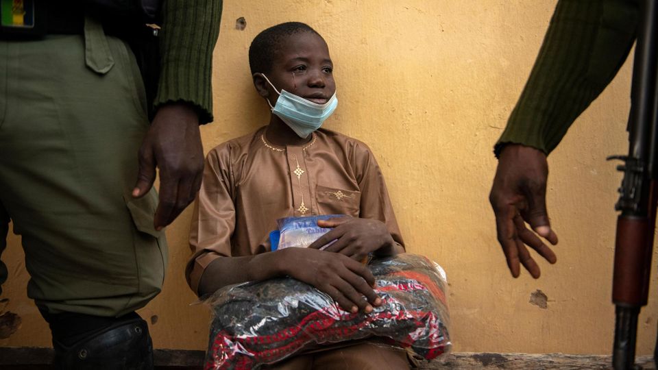 Nigeria: Bald wird er seine Eltern wiedersehen. Im Dezember wurde der Junge mit über 300 anderen Schülern aus einem Internat gekidnappt. Nigerianische Soldaten befreiten ihn aus einem Lager im Busch Bald wird er seine Eltern wiedersehen. Im Dezember wurde der Junge mit über 300 anderen Schülern aus einem Internat gekidnappt. Nigerianische Soldaten befreiten ihn aus einem Lager im Busch