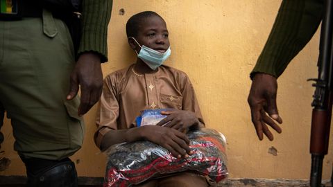 Bald wird er seine Eltern wiedersehen. Im Dezember wurde der Junge mit über 300 anderen Schülern aus einem Internat gekidnappt. Nigerianische Soldaten befreiten ihn aus einem Lager im Busch