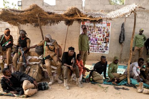 Jäger warten vor dem Haus des Emirs. Ihr Wissen über den Busch nutzt Nigerias Armee bei der Jagd nach den Islamisten
