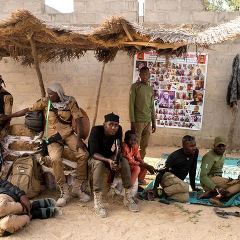 Jäger warten vor dem Haus des Emirs. Ihr Wissen über den Busch nutzt Nigerias Armee bei der Jagd nach den Islamisten
