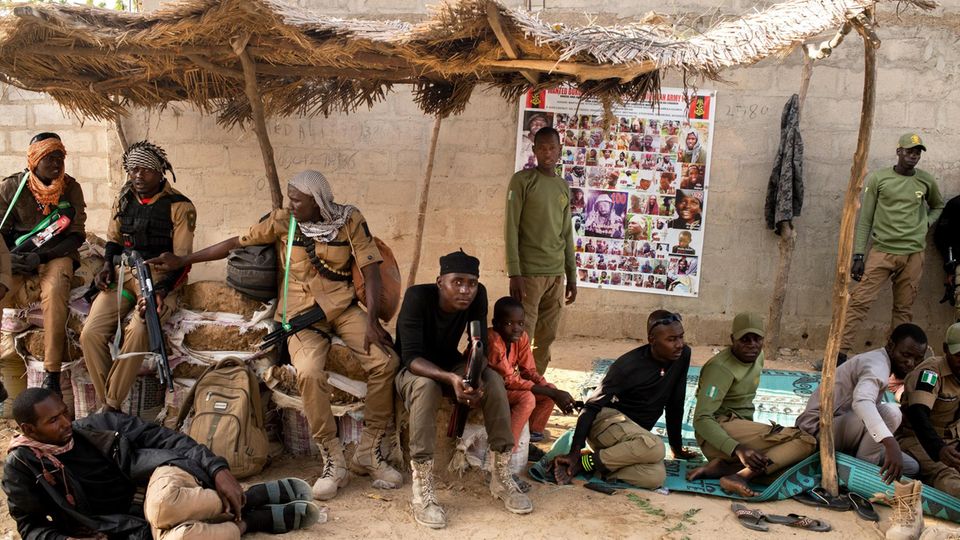 Nigeria: Jäger warten vor dem Haus des Emirs. Ihr Wissen über den Busch nutzt Nigerias Armee bei der Jagd nach den Islamisten Jäger warten vor dem Haus des Emirs. Ihr Wissen über den Busch nutzt Nigerias Armee bei der Jagd nach den Islamisten