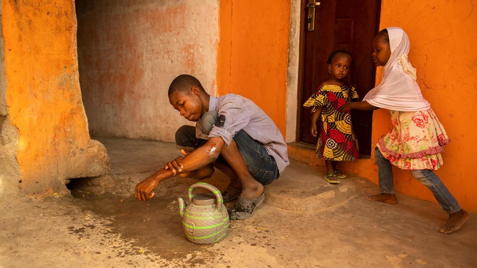 Nigeria: Mohammeds Eltern wurden bei einem Angriff auf sein Dorf ermordet. Mit seinen drei Brüdern besucht er die Future Prowess School Mohammeds Eltern wurden bei einem Angriff auf sein Dorf ermordet. Mit seinen drei Brüdern besucht er die Future Prowess School
