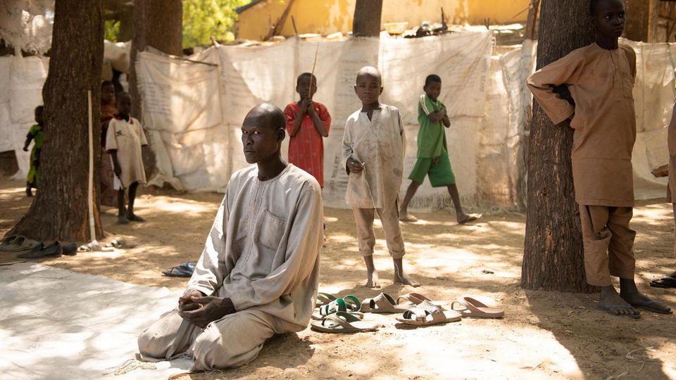 Nigeria: Im Lager für Vertriebene in Bama bereitet sich ein Mann auf das Freitagsgebet vor. 40.000 Menschen sind vor Gewalt und Terror hierher geflohen Im Lager für Vertriebene in Bama bereitet sich ein Mann auf das Freitagsgebet vor. 40.000 Menschen sind vor Gewalt und Terror hierher geflohen