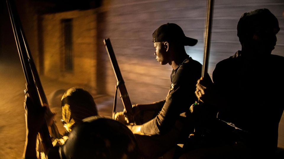 Nigeria: Die Männer des Emirs von Borno patrouillieren durch Maiduguri. Sie haben die Extremisten aus der Stadt vertrieben. Und verhindern deren Rückkehr Die Männer des Emirs von Borno patrouillieren durch Maiduguri. Sie haben die Extremisten aus der Stadt vertrieben. Und verhindern deren Rückkehr