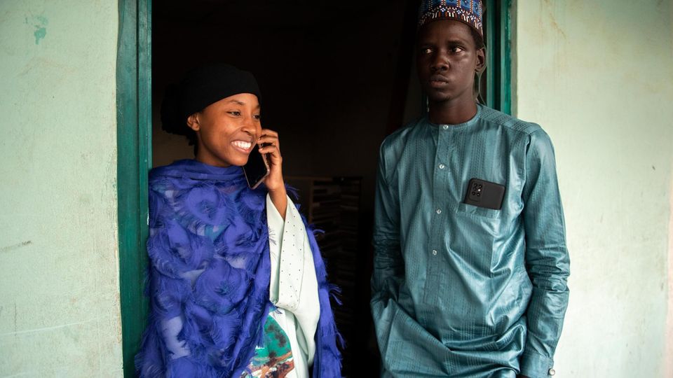 Nigeria: Kalthum Muhammad Rabiu vermittelt zwischen Entführern und den Familien der Opfer. Die 26-Jährige wird als Heldin gefeiert. Für ihre Verhandlungen mit den Entführern benutzt Kalthum mehrere Handys parallel. Sie ist die letzte Hoffnung für viele Familien Kalthum Muhammad Rabiu vermittelt zwischen Entführern und den Familien der Opfer. Die 26-Jährige wird als Heldin gefeiert. Für ihre Verhandlungen mit den Entführern benutzt Kalthum mehrere Handys parallel. Sie ist die letzte Hoffnung für viele Familien