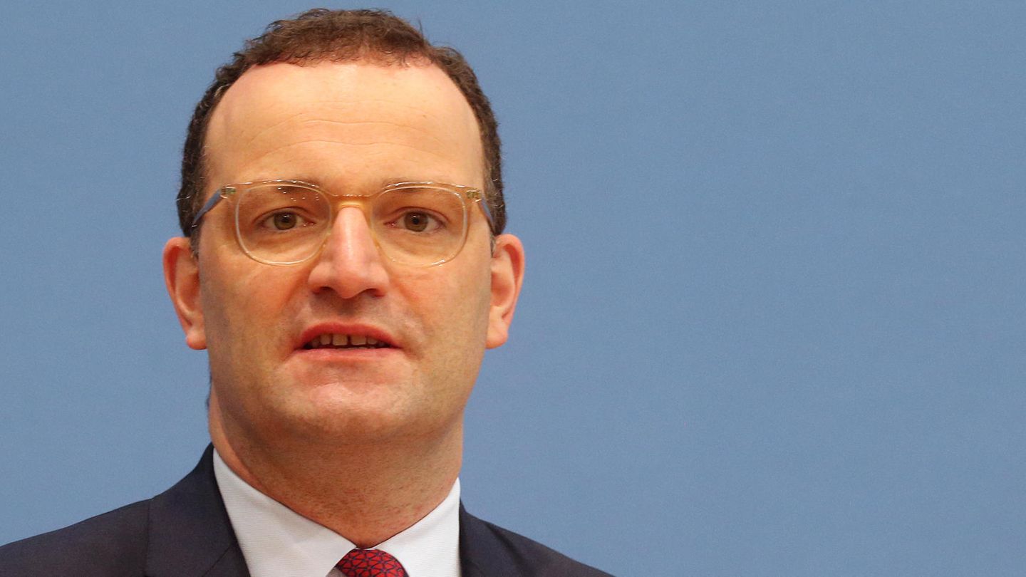 Jens Spahn schaut ernst und gestikuliert